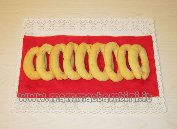 Ricetta e foto delle “Ciambelle al vino”