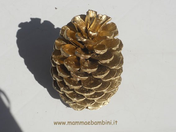 Decorazioni con pigne dorate 3 pigna-dorata-03