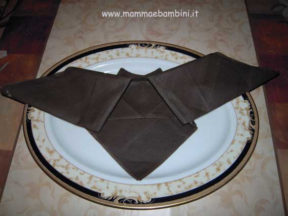 Halloween: tovagliolo piegato a pipistrello 1 tovagliolo-pipistrello-01