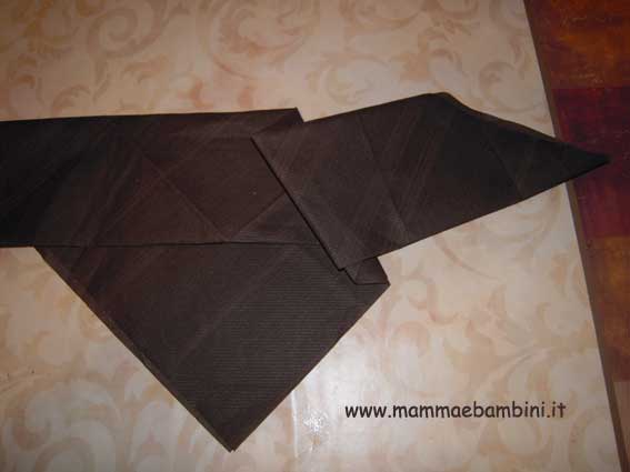 Halloween: tovagliolo piegato a pipistrello 5 tovagliolo-pipistrello-05
