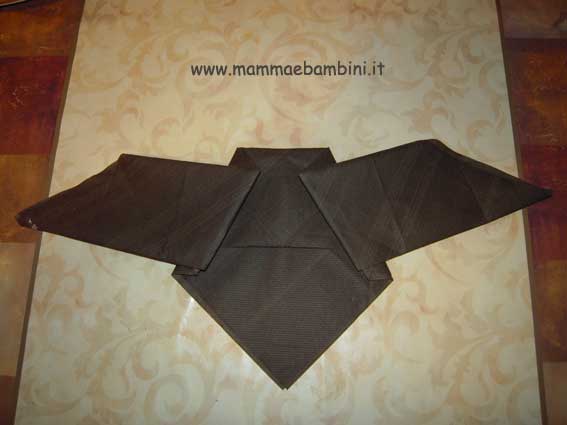 Halloween: tovagliolo piegato a pipistrello 7 tovagliolo-pipistrello-07