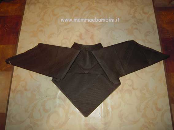 Halloween: tovagliolo piegato a pipistrello 8 tovagliolo-pipistrello-08