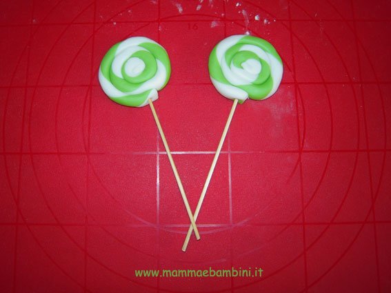 Tutorial caramelle e lecca lecca in pasta di zucchero 16 lecca-lecca-15