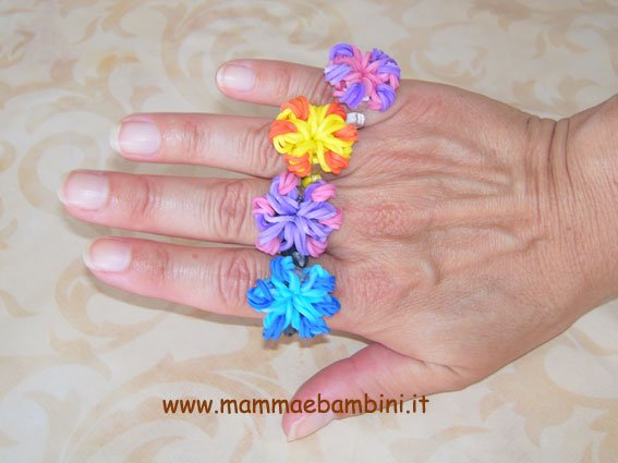 Video anello a forma di fiore con elastici 2 anello-fiore-02