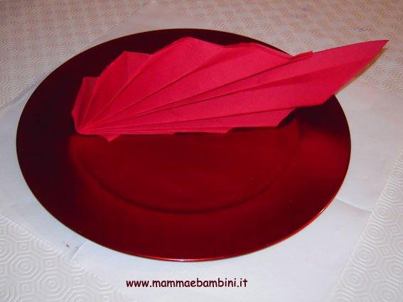 Video piegare tovagliolo forma foglia 1 tovagliolo-foglia-01