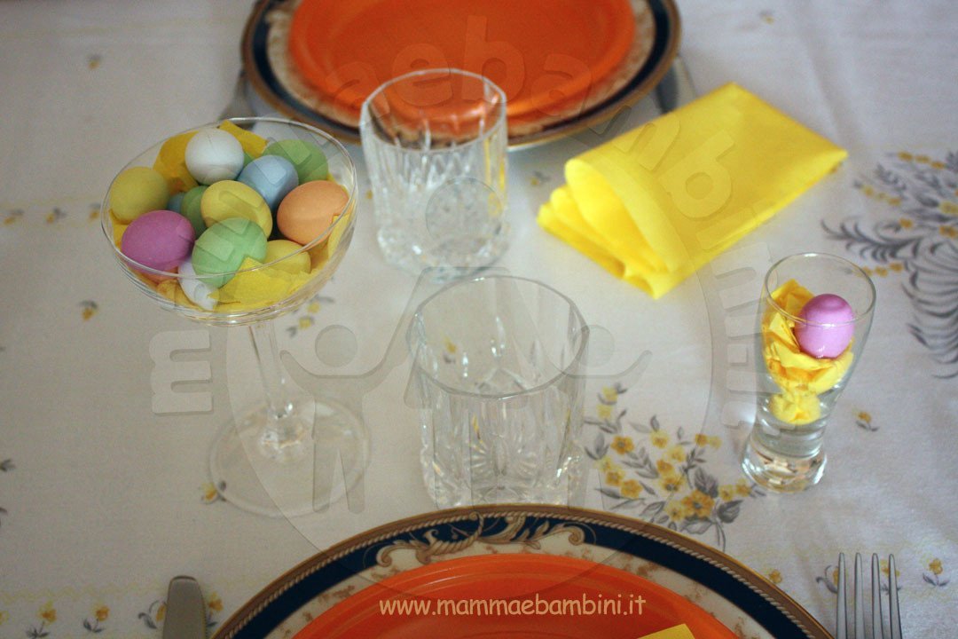 Ornare la tavola con bicchieri e ovetti colorati 1 Pasqua-03