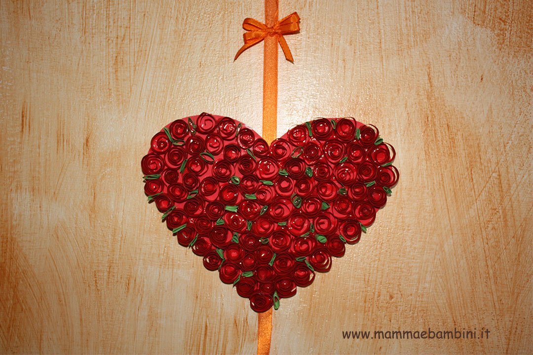 Cuore con roselline di carta da appendere 1 Cuore con roselline di carta da appendere 11