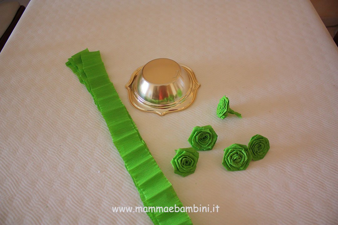 Centrotavola con rose di carta crespa 01