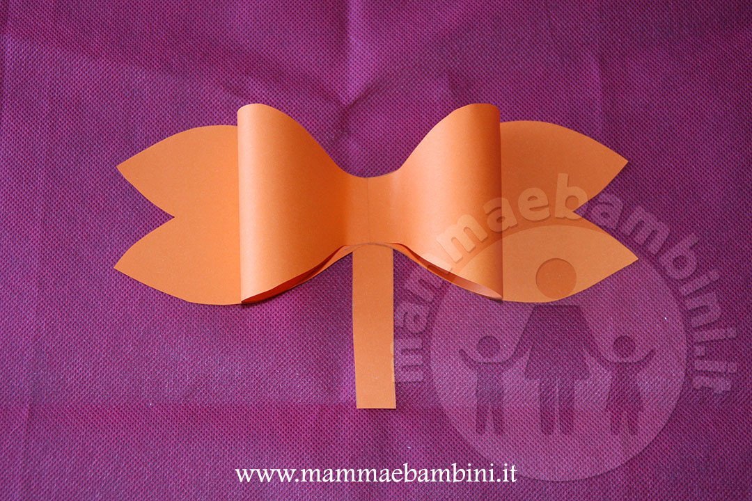 Tutorial fiocco di carta facile 8 fiocco di carta arancione 01