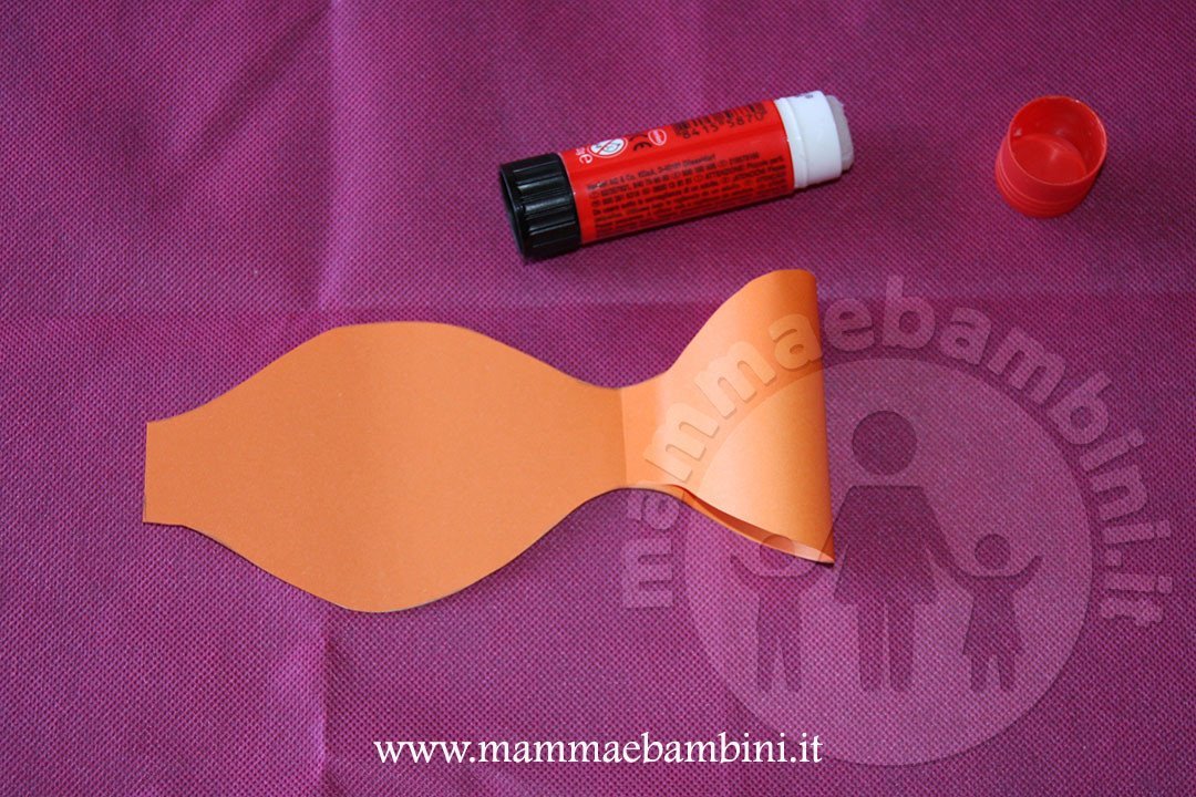 Tutorial fiocco di carta facile 5 fiocco di carta arancione 04