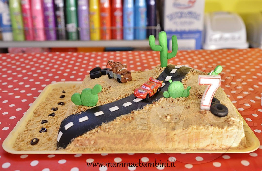 Torta compleanno con macchinette 4 torta con deserto cars 00