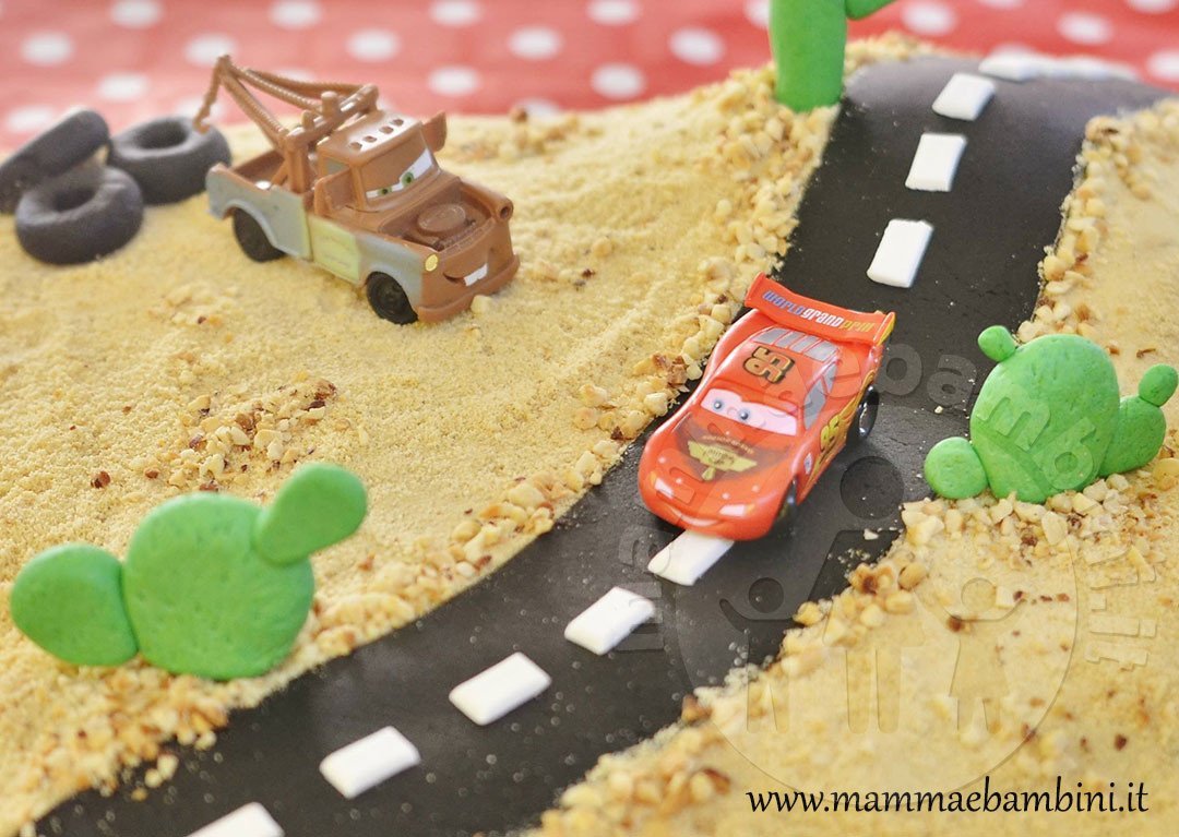 Torta compleanno con macchinette 1 torta con deserto cars 01