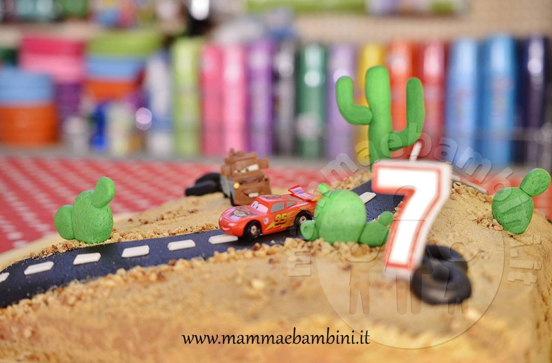 Torta compleanno con macchinette 3 torta con deserto cars 02