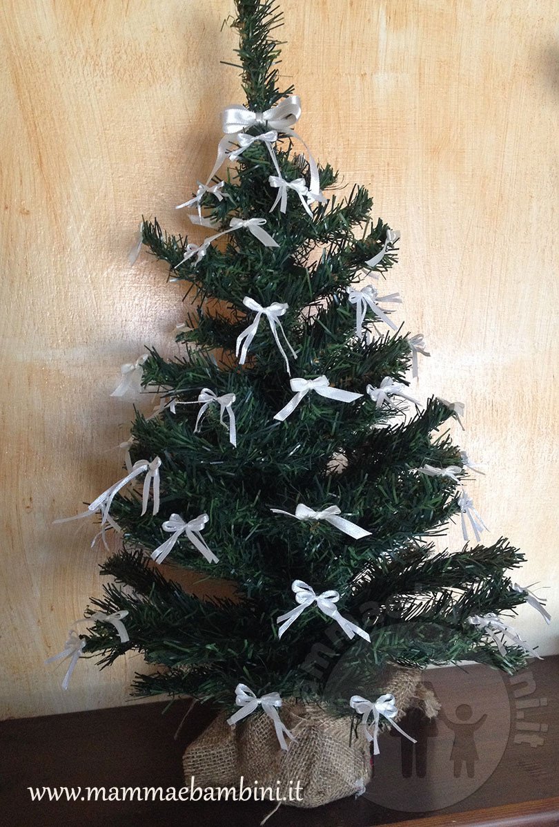 albero decorato con fiocchi