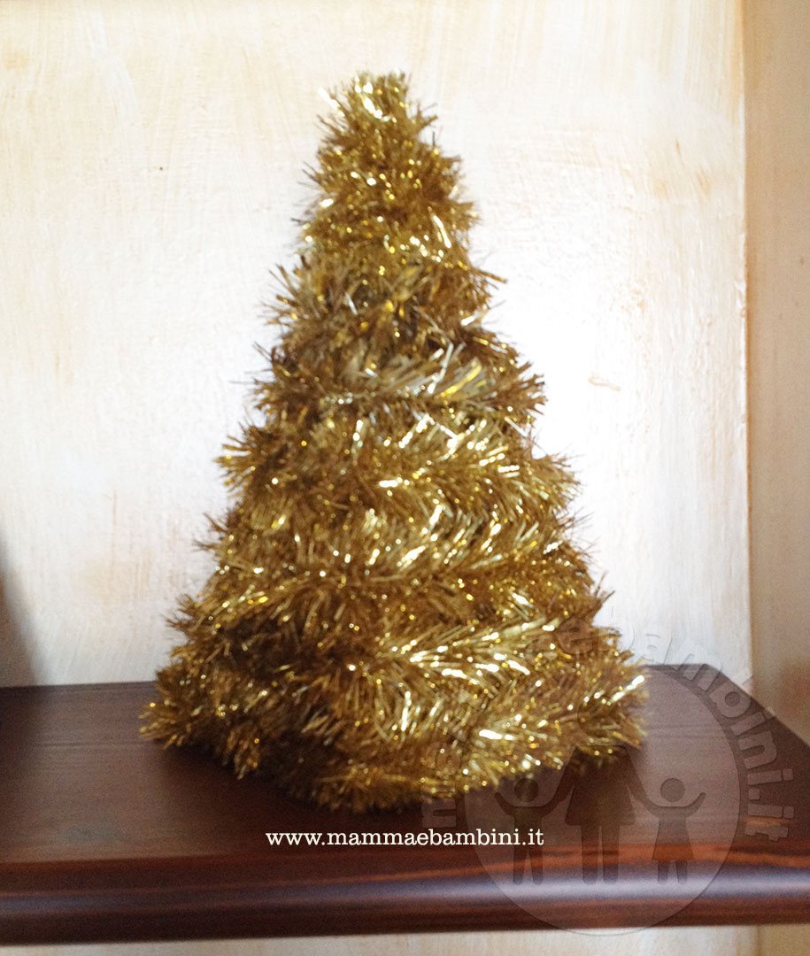 albero di natale con stelle filanti 00