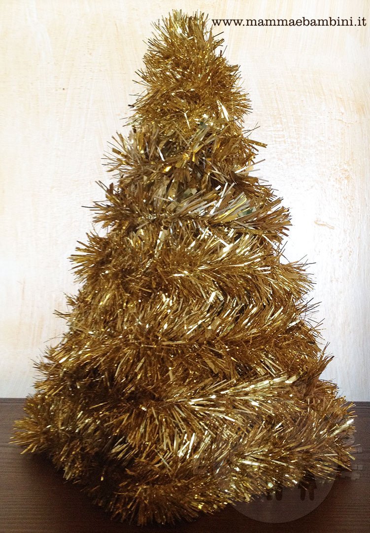 albero di natale con stelle filanti 02