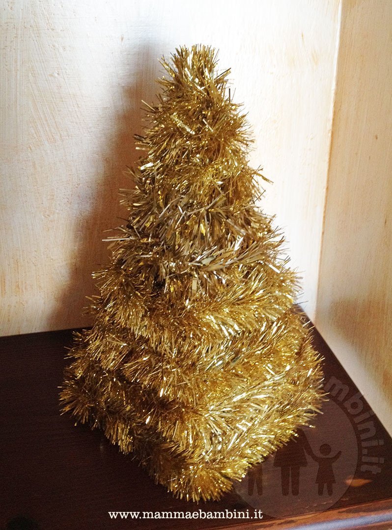 albero di natale con stelle filanti 03