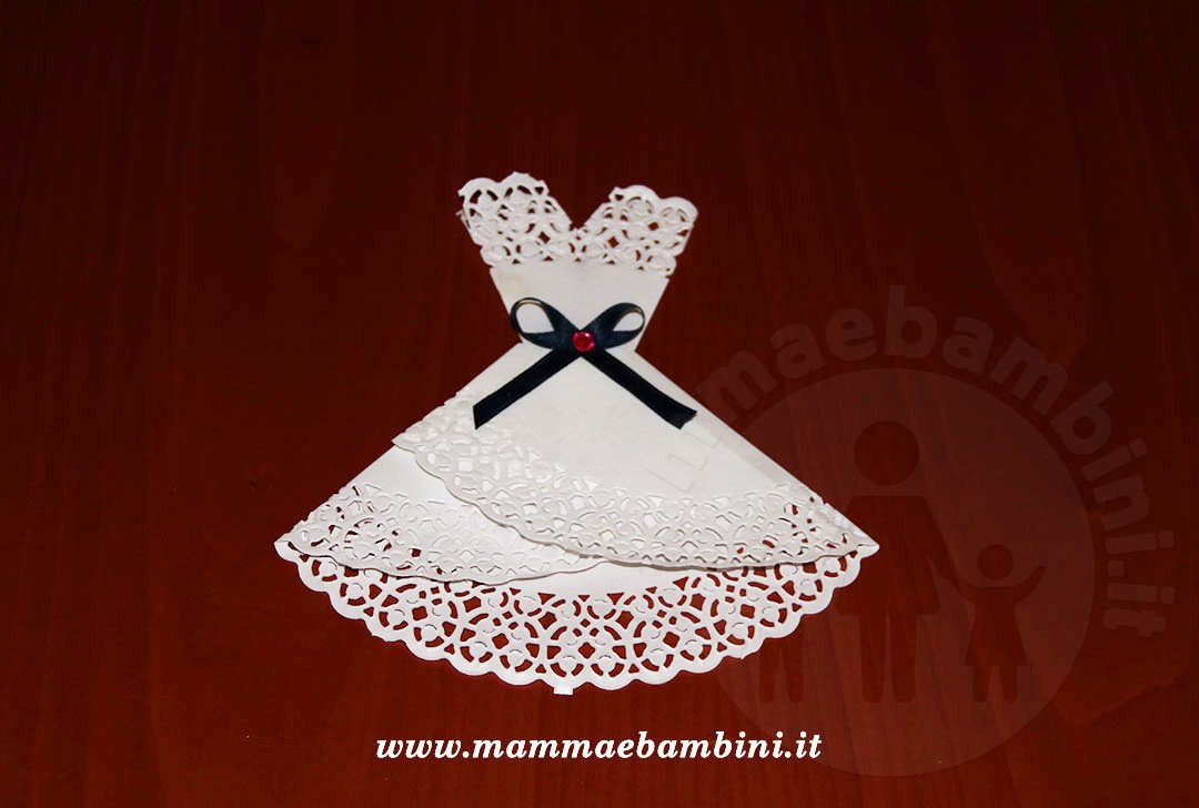 Realizzare abito donna con centrini di carta 16 vestito donna con sottotorta carta 05