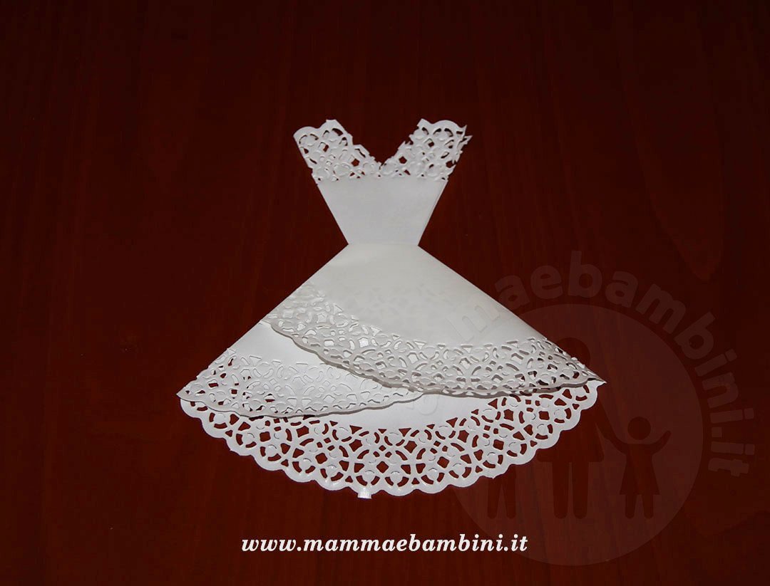 Realizzare abito donna con centrini di carta 15 vestito donna con sottotorta carta 06