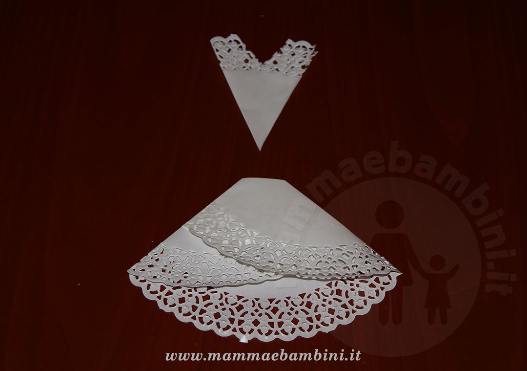 Realizzare abito donna con centrini di carta 14 vestito donna con sottotorta carta 07