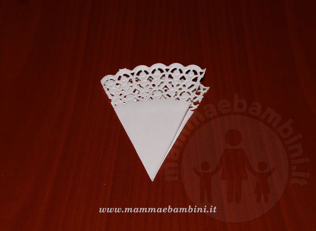 Realizzare abito donna con centrini di carta 12 vestito donna con sottotorta carta 09