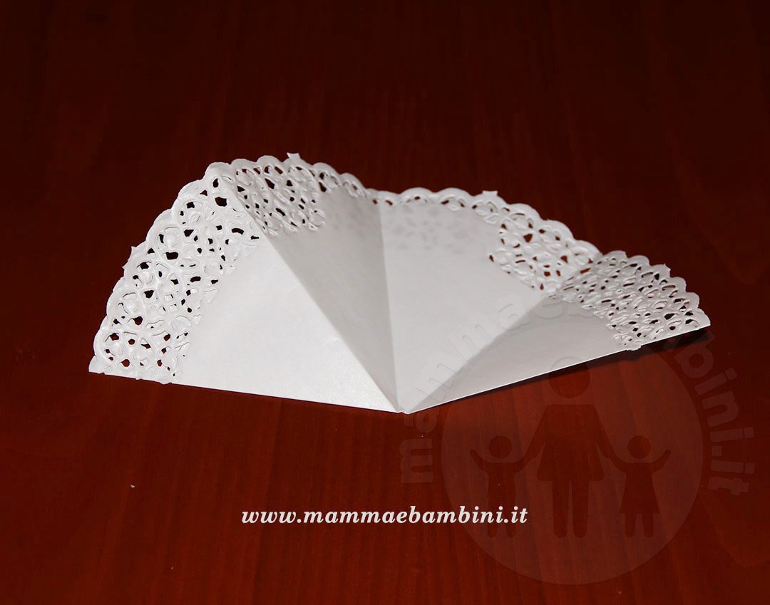 Realizzare abito donna con centrini di carta 11 vestito donna con sottotorta carta 10