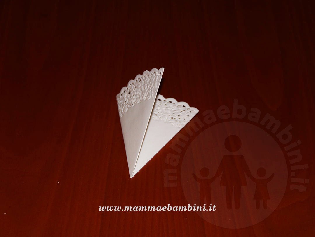 Realizzare abito donna con centrini di carta 10 vestito donna con sottotorta carta 11