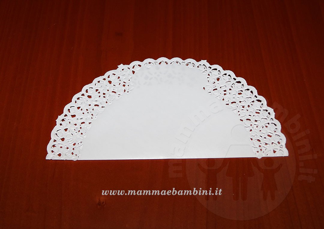 Realizzare abito donna con centrini di carta 8 vestito donna con sottotorta carta 13