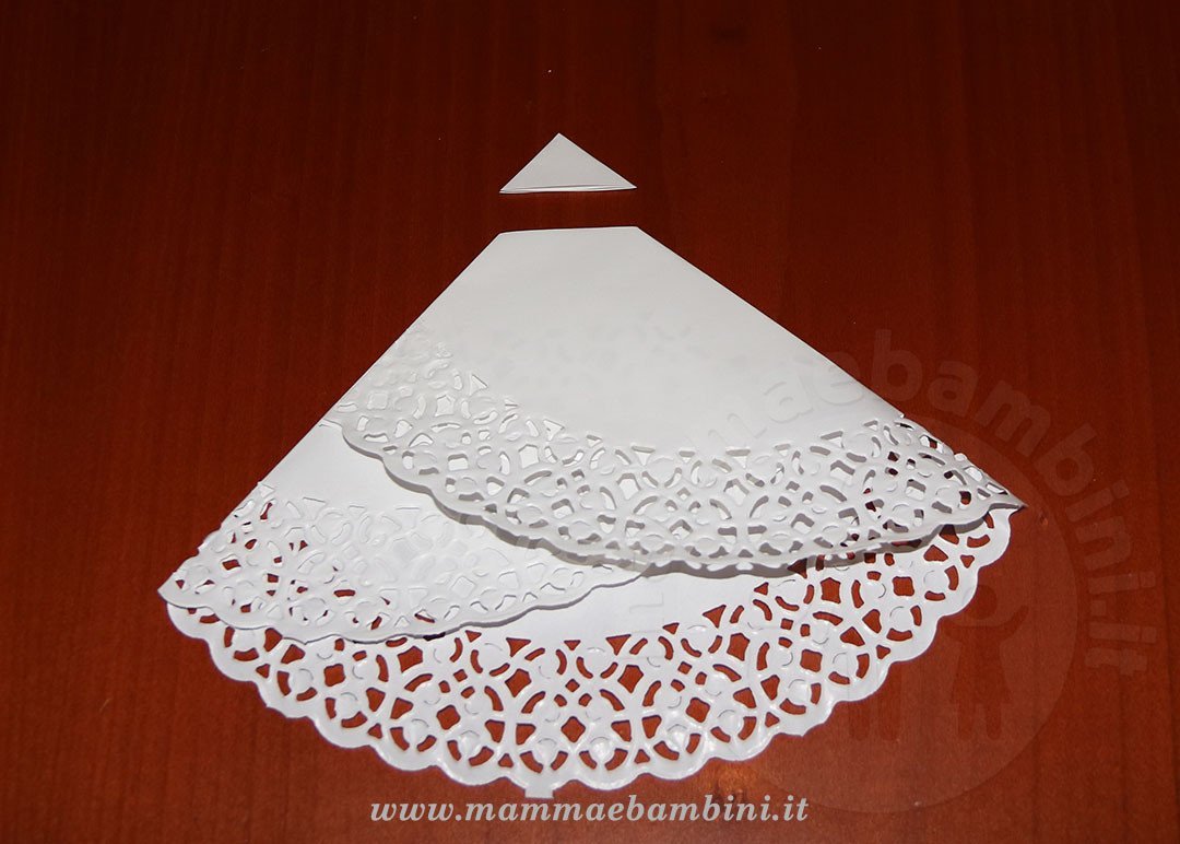 Realizzare abito donna con centrini di carta 7 vestito donna con sottotorta carta 14