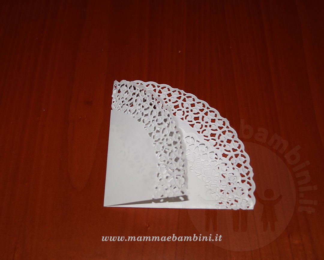 Realizzare abito donna con centrini di carta 6 vestito donna con sottotorta carta 15