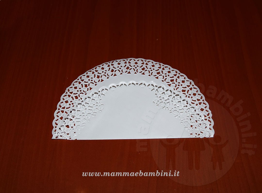 Realizzare abito donna con centrini di carta 5 vestito donna con sottotorta carta 16