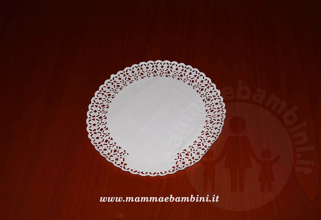 Realizzare abito donna con centrini di carta 4 vestito donna con sottotorta carta 17