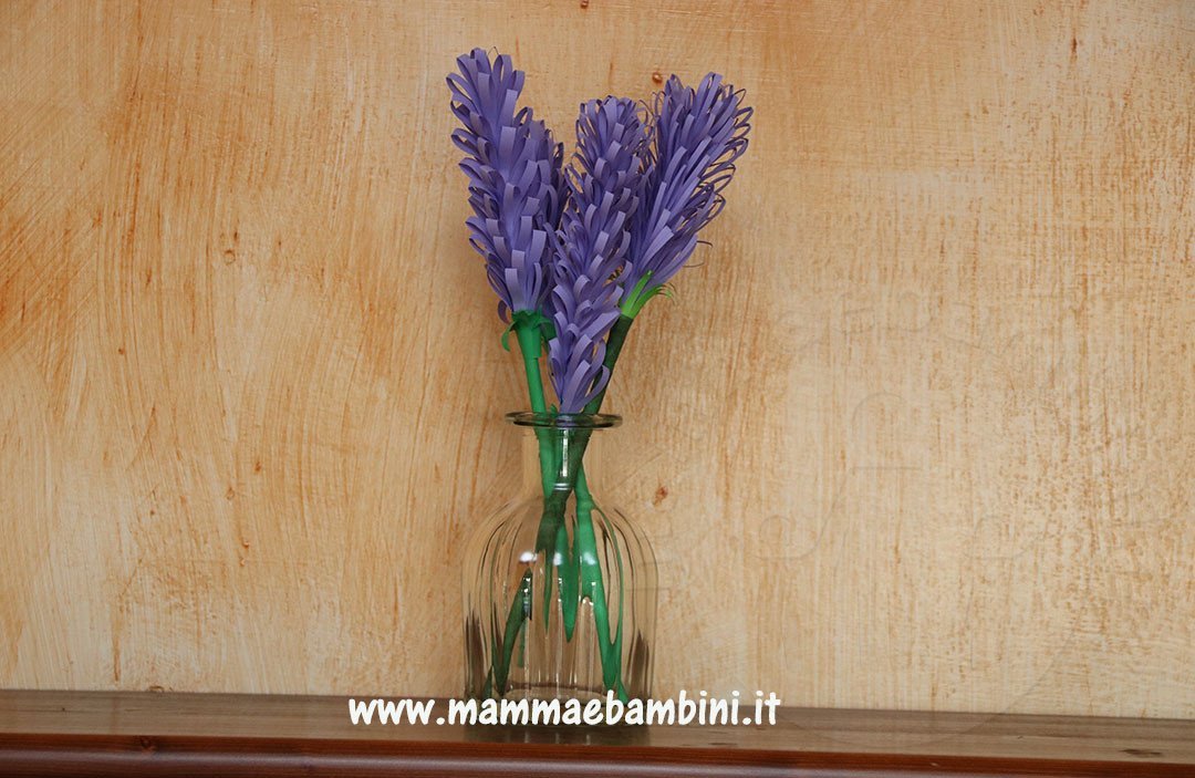 vaso con fiori di carta lavanda