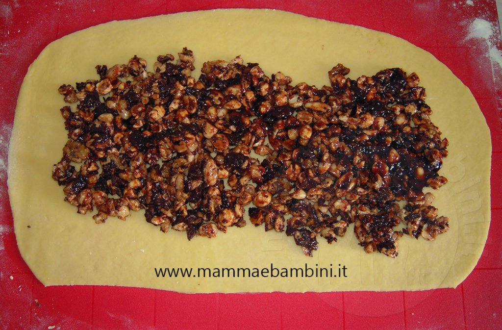 Ricetta strudel di frutta secca 4 dolce natalizio torciglione 03