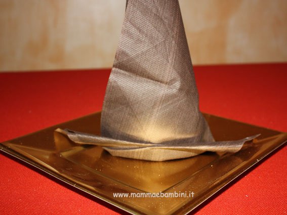 Come piegare un tovagliolo a cappello da strega 2 cappello-strega-02
