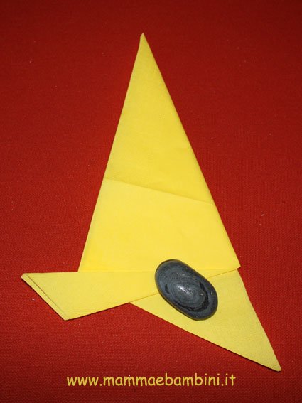Come piegare un tovagliolo a cappello da strega 9 cappello-strega-08