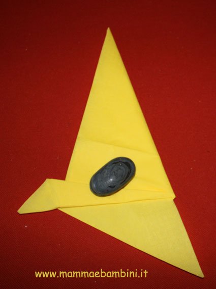 Come piegare un tovagliolo a cappello da strega 10 cappello-strega-09