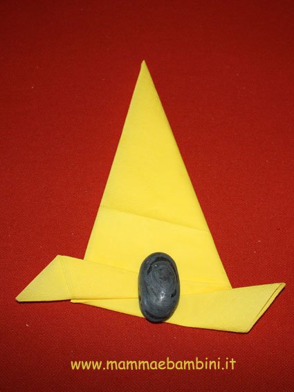Come piegare un tovagliolo a cappello da strega 11 cappello-strega-10
