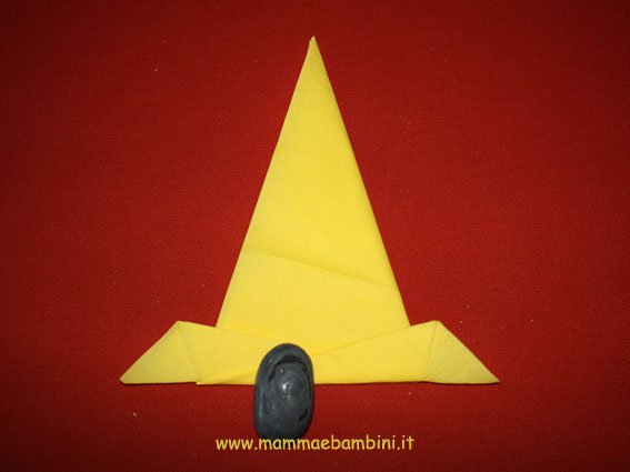 Come piegare un tovagliolo a cappello da strega 12 cappello-strega-11