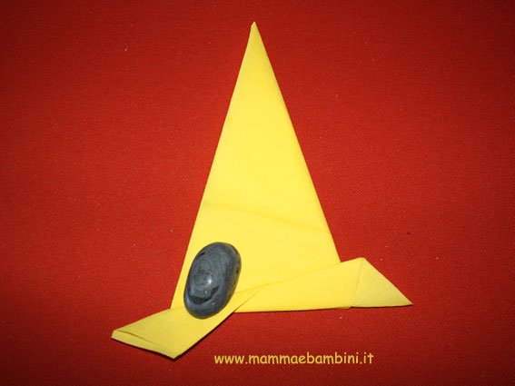 Come piegare un tovagliolo a cappello da strega 13 cappello-strega-12