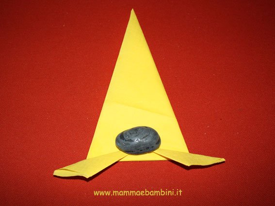 Come piegare un tovagliolo a cappello da strega 14 cappello-strega-13