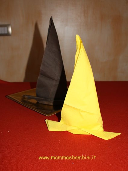 Come piegare un tovagliolo a cappello da strega 15 cappello-strega-14