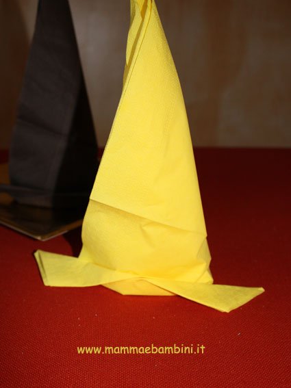 Come piegare un tovagliolo a cappello da strega 16 cappello-strega-15