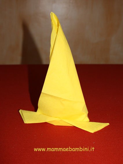 Come piegare un tovagliolo a cappello da strega 3 cappello-strega-16