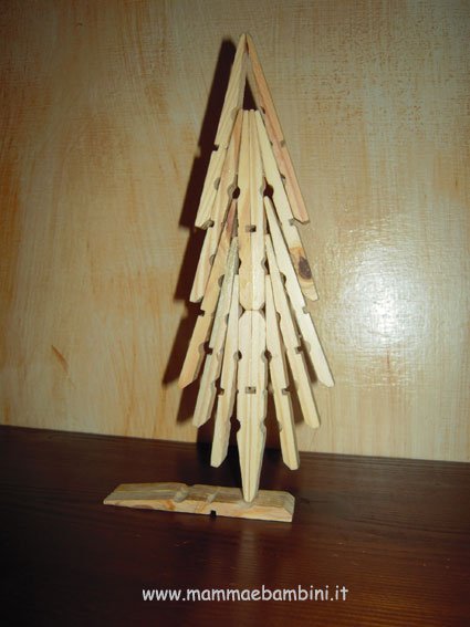 Lavoretto con mollette di legno: albero di Natale