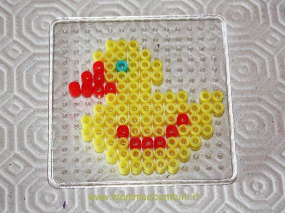 Lavoretti per Pasqua con perline da stirare 7 pulcino-perline-17