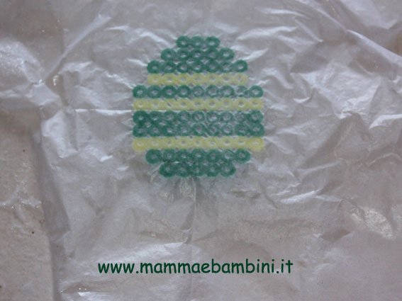 Lavoretti per Pasqua con perline da stirare 10 uovo-perline_04