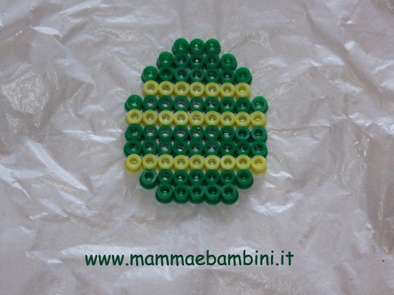 Lavoretti per Pasqua con perline da stirare 11 uovo-perline_05