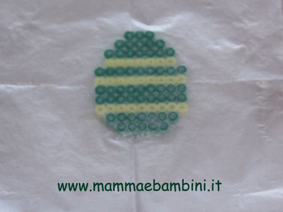 Lavoretti per Pasqua con perline da stirare 12 uovo-perline_06