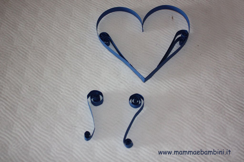 Lavoretto cuore di carta con tecnica quilling Mamma e Bambini